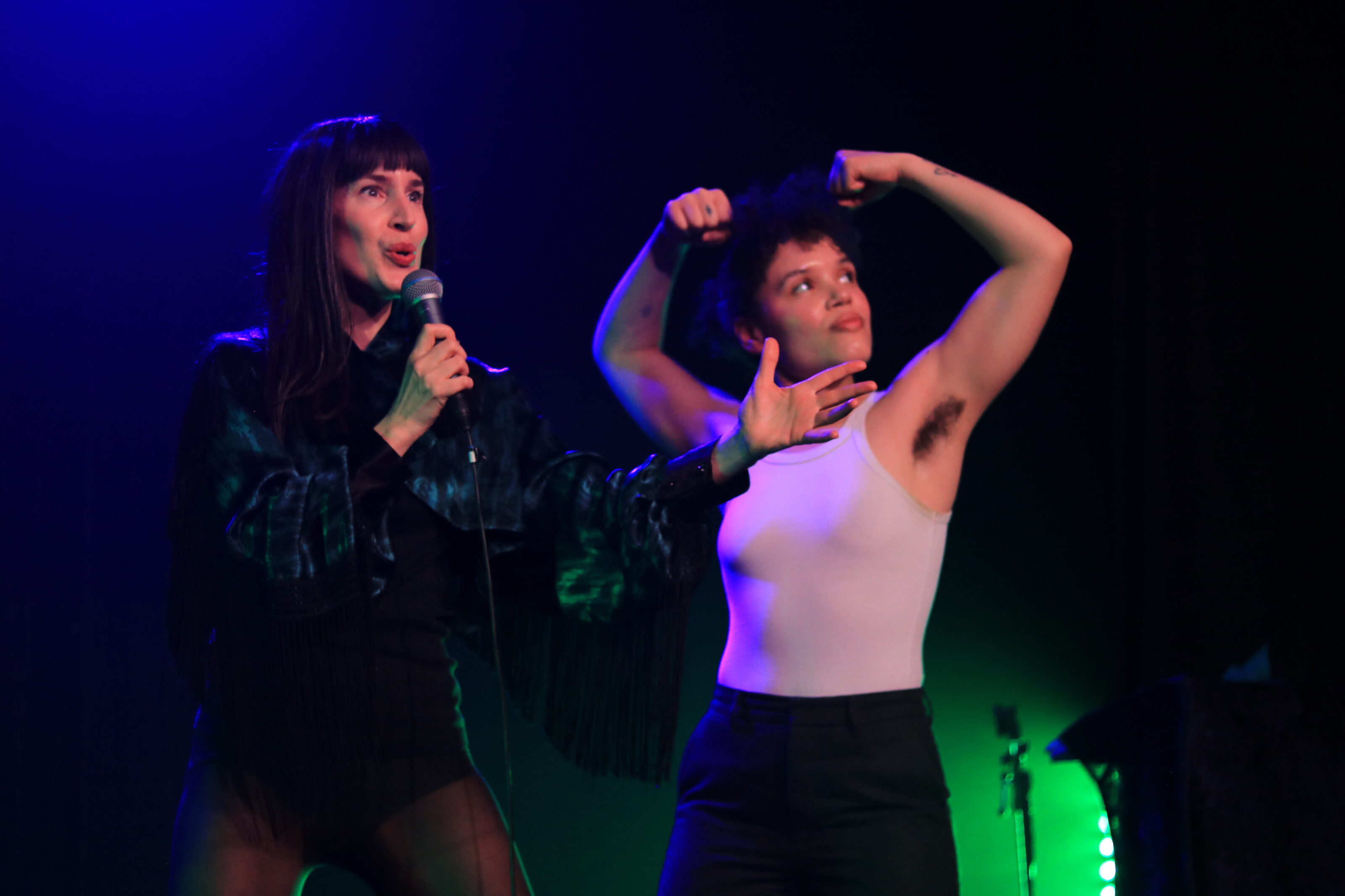 Två personer på en scen